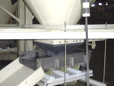 an electromagnetic vibratory conveyor mounted on load cells to monitor product weight, plus an infeed electromagnetic vibratory conveyor